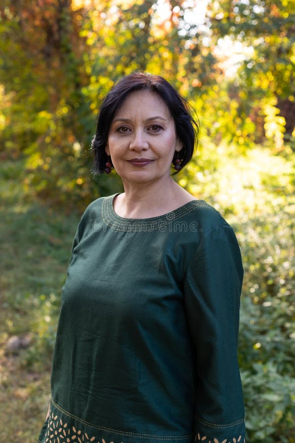 files/retrato-de-mujer-mediana-edad-una-hermosa-posando-sobre-el-fondo-otonal-al-aire-libre-233675971.jpg